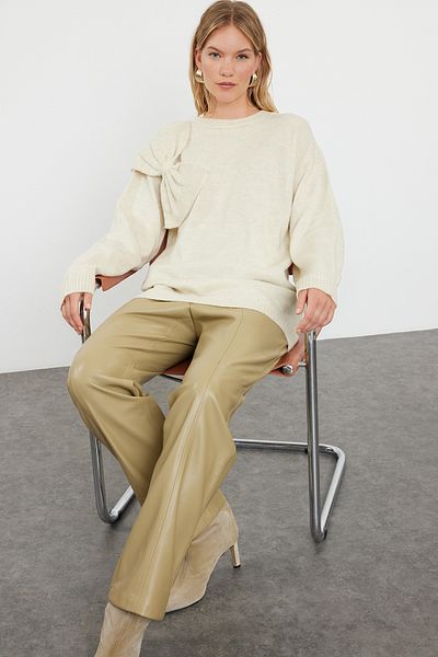 Trendyol Modest Трикотажен пуловер с мека текстура в цвят екрю - детайл с панделка TCTAW25AK00044