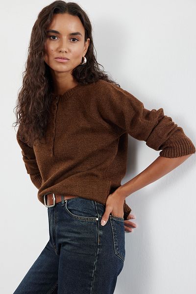 Trendyol Collection Hnědý svetr s měkkou texturou na knoflíky TWOAW25KZ00103