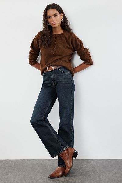 Trendyol Collection Hnědý svetr s měkkou texturou na knoflíky TWOAW25KZ00103