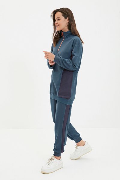Trendyol Modest Trainingsanzug-Set aus dickem Strick und Stehkragen in Petrol mit Farbblockierung, weich und pelzig TCTAW22EN0041