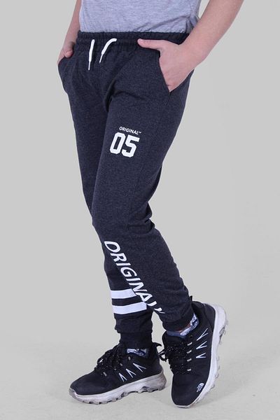 PANİO KİDS 05 Pantaloni de sport antracit cu buzunare duble pentru băiat cu imprimeu original