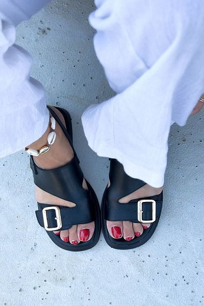 Shoebutik Sandale de damă din piele Barny neagră - cu cataramă