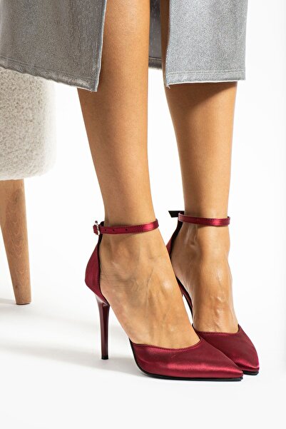 Exello حذاء بكعب عالٍ ورقيق من الساتان باللون العنابي مع شريط للكاحل