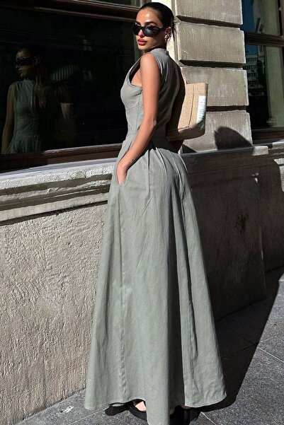 MissThetis Yuvarlak Yaka Bel Oturmalı Önden Fermuar Detaylı Kolsuz Cepli Geniş Çan Etek Şık ve Cool Uzun Elbise