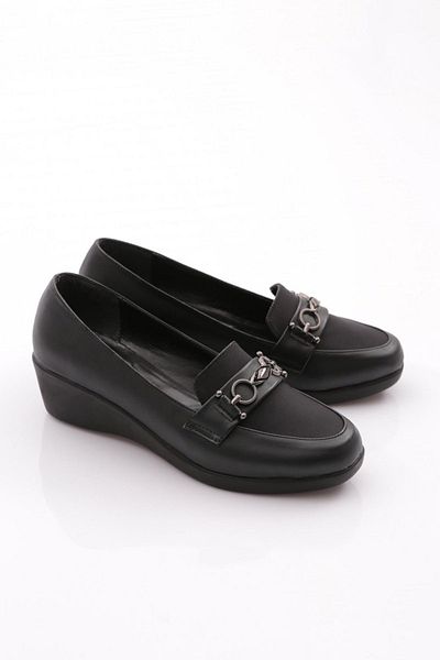 DGN 23072 Pantofi cu toc cu pană pentru femei cu accesoriu metalic în față, negri