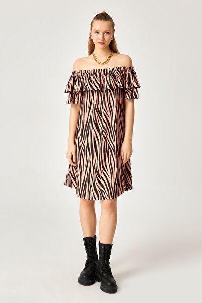 Kallisto فستان بياقة مادونا بنمط الحمار الوحشي