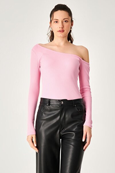 Kallisto قميص قصير وردي بياقة غير متماثلة وأكمام طويلة