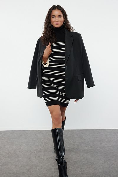 Trendyol Collection Mini pruhované černé šaty z úpletu - TWOAW24EL00470