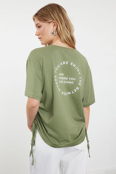 Trendyol Collection Футболка оверсайз з 100 бавовни кольору хакі з принтом на спині та на спині з розслабленим кроєм TWOSS23TS00150