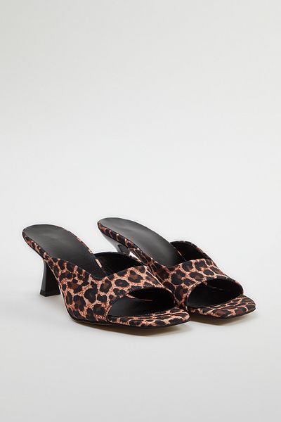 TRENDYOL SHOES Braune Damen-Hausschuhe mit Leopardenmuster und Absatz TAKSS24TO00019