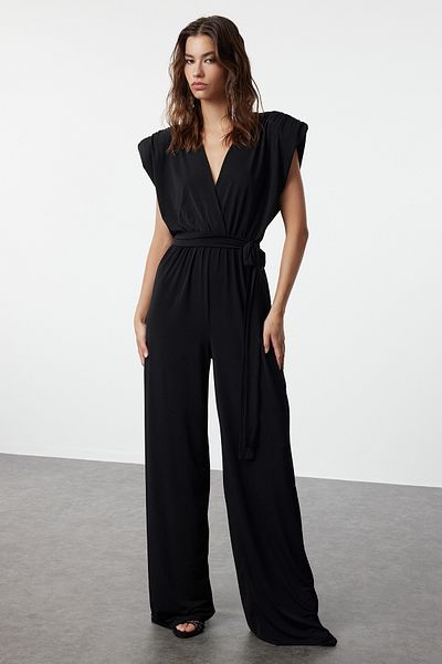 Trendyol Collection Schwarzer Strick-Jumpsuit mit V-Ausschnitt und Gürtel TPRSS23TU00029