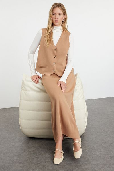 Trendyol Modest Σετ γιλέκο και φούστα με πλεκτά Camel - TCTAW25US00005