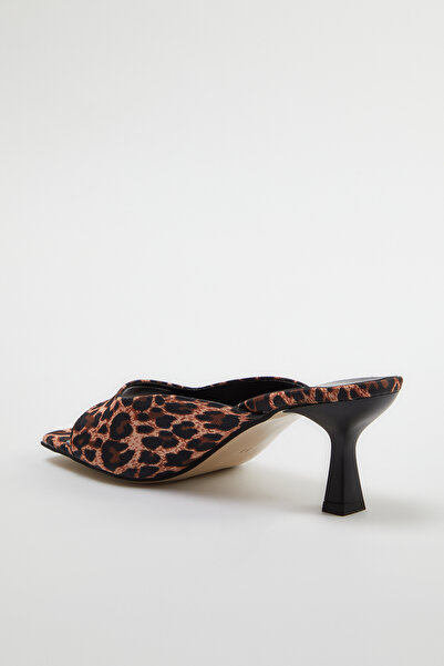 TRENDYOL SHOES Hnědé dámské pantofle na podpatku s leopardím vzorem Takss24To00019