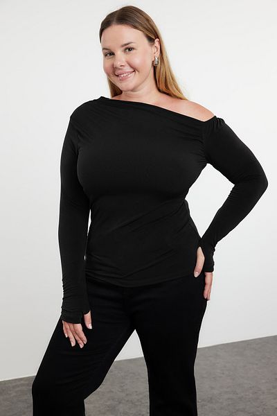 Trendyol Curve بلوزة سوداء محبوكة بمقاسات كبيرة TBBAW25AF00013