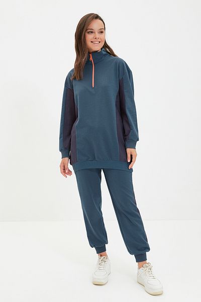Trendyol Modest Trainingsanzug-Set aus dickem Strick und Stehkragen in Petrol mit Farbblockierung, weich und pelzig TCTAW22EN0041