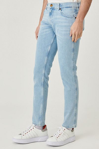 WRANGLER بنطلون جينز لارستون بقصة ضيقة وخصر عادي