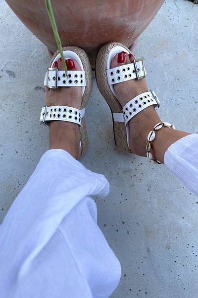Shoebutik Papuci de damă cu talpă din paie cu bandă din piele lacuită albă - Tanya