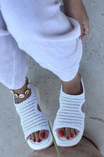 Shoebutik Sandale de damă tricotate albe - grozave