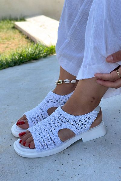 Shoebutik Sandale de damă tricotate albe - grozave
