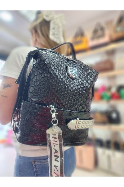OUEEN ELİZABETH Rucsac de damă negru cu textura strălucitoare - cu detaliu de accesorii