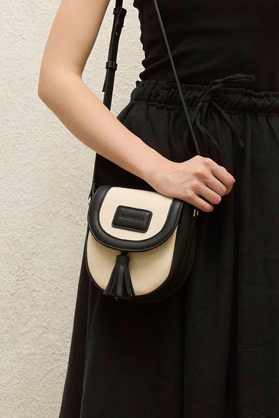 Manuka Schwarze Mini-Tasche aus natürlichem Canvas – mit Klappe