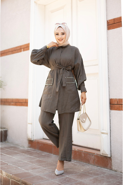 Tesettür Diyarı Cep Kapakları Taş Detaylı Takım Yazlık Kumaş Pantolon Boy :95cm Gömlek Boy: 85cm- Haki