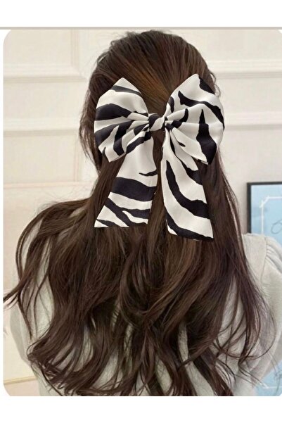 quella atelier مشبك القوس الأسود بنمط الحمار الوحشي الساتان