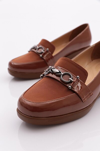 DGN Kadın Önü Metal Aksesuarlı Dolgu Topuklu Ayakkabı Taba Rugan 341833648