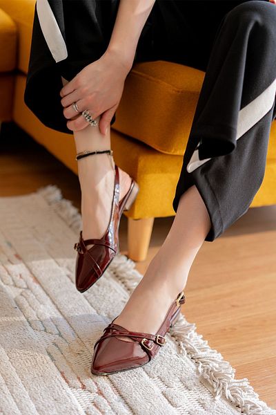 DİVOLYA Boty se špičatou špičkou z lakované kůže Pably Burgundy (2 cm podpatek).