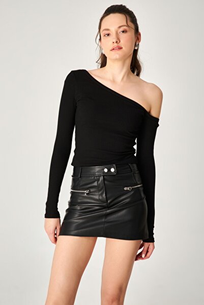 Kallisto قميص قصير أسود بياقة غير متماثلة وأكمام طويلة