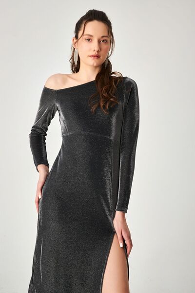 Kallisto Siyah Simli Dar Kalıp Asimetrik Yaka Uzun Kollu Yırtmaçlı Maxi Elbise