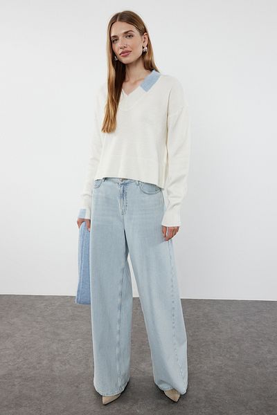 Trendyol Collection Weich strukturierter Ecru-Strickpullover – Schal, TWOAW25KZ00205