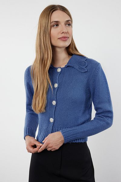 Trendyol Collection Jemný pletený svetr s modrou texturou - zapínání na šperky TWOAW25HI00098