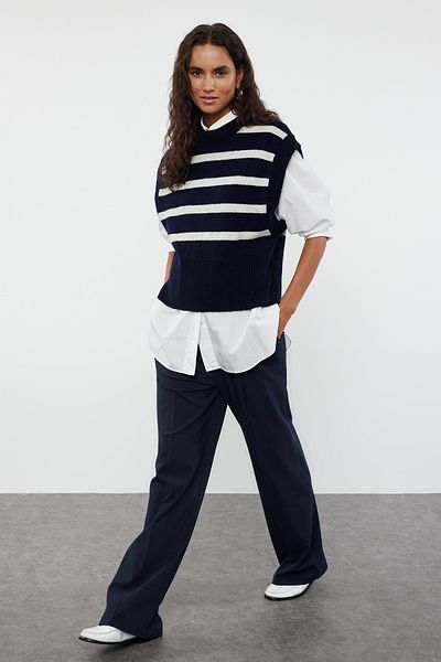 Trendyol Collection Marineblau gestreifter weicher Strickpullover – Rundhalsausschnitt TWOAW25SV00027