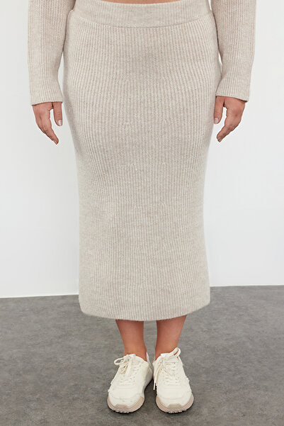 Trendyol Curve Μπεζ πλεκτό πουλόβερ και φούστα με λαιμόκοψη TBBAW25CP00008