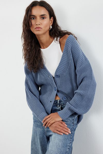 Trendyol Collection Indigo-Paar-Strickjacke mit V-Ausschnitt – TWOAW24HI00383