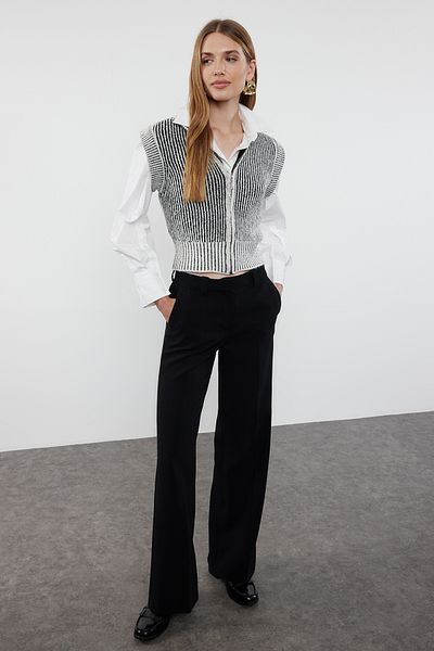 Trendyol Collection Weich strukturierte Ecru-Weste mit Stehkragen und Reißverschluss – TWOAW25YE00033