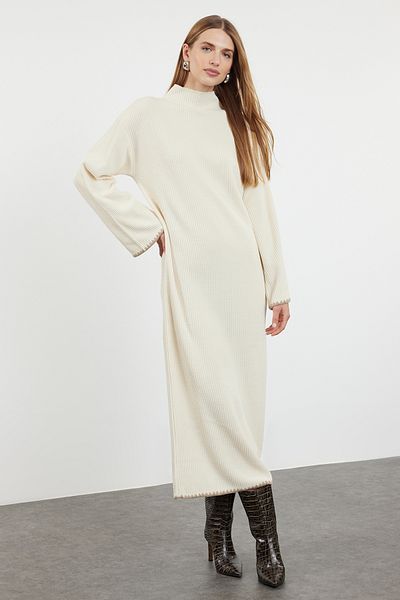 Trendyol Modest Beigefarbenes langes Strickkleid mit Nähten TCTAW25EB00001
