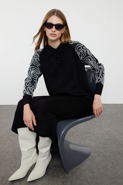 Trendyol Modest Μαύρο πλεκτό φόρεμα με μοτίβο πόλο με μανίκια - TCTAW24EB00129