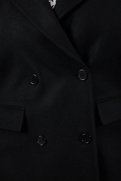 Trendyol Curve Černý kabátek ze směsi vlny - Regular Fit, obal na kapsy TBBAW24DD00014