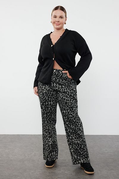 Trendyol Curve Schwarzer Strickcardigan mit V-Ausschnitt und Schnittdetail - TBBAW25AV00006