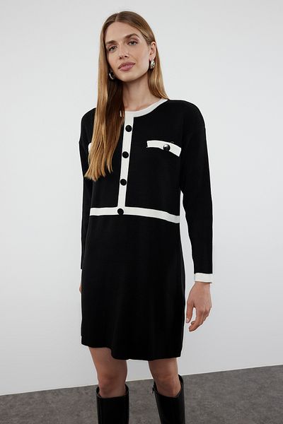 Trendyol Collection Czarna mini dzianinowa sukienka z blokami kolorów - TWOAW25EL00006