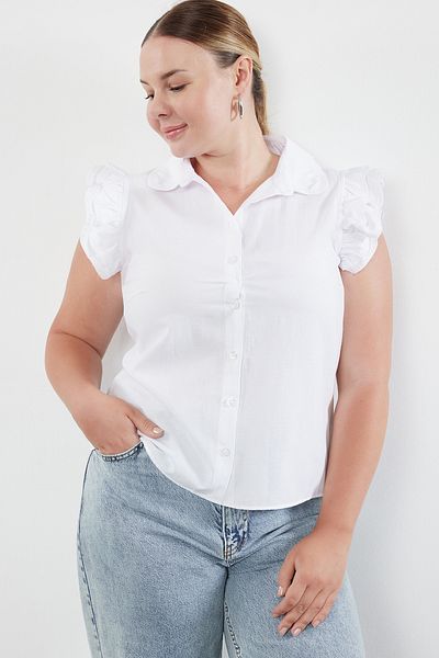 Trendyol Curve Weißes gewebtes Hemd mit Stickdetail – Schulter und Kragen