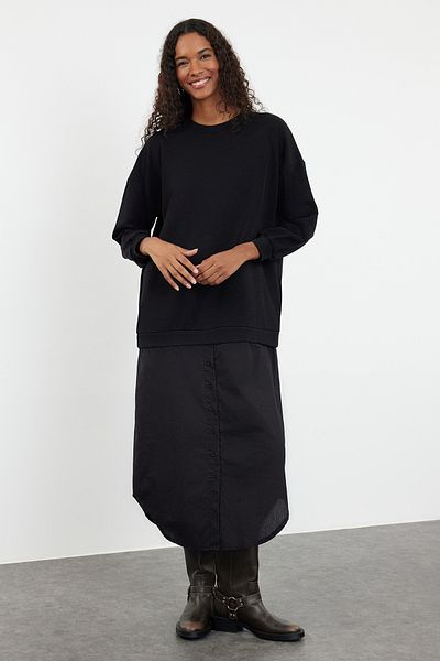 Trendyol Modest Pletené černé šaty – detail košile, tkané TCTAW25EB00062