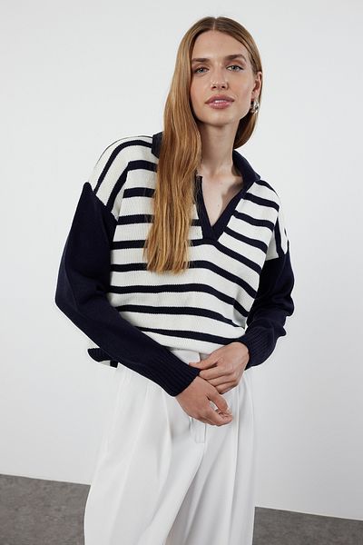 Trendyol Collection Granatowy sweter z dzianiny w paski z kołnierzykiem polo - TWOAW25KZ00192