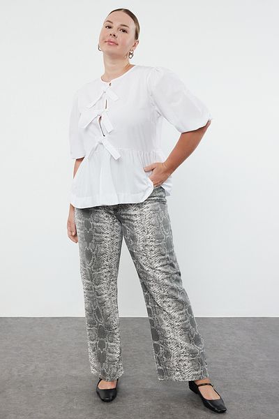 Trendyol Curve Weiße Bluse für Damen in Übergröße – Schleifendetail, Schnürung, gewebt Tbbaw25af00021