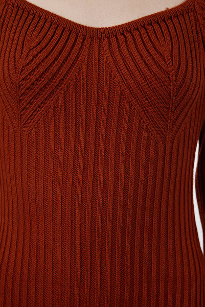 Trendyol Collection Dzianinowa sukienka midi z kołnierzykiem w kształcie serca - TWOAW24EL00212