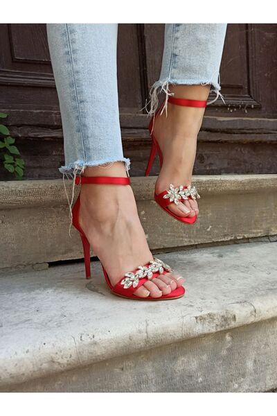Atelierby DS Kırmızı Saten Yaprak Taşlı 11 cm Tek Bant Kadın Topuklu Ayakkabı