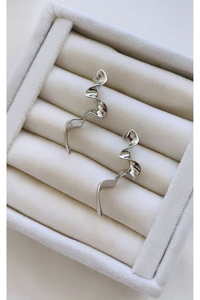 VNS Accessories أقراط نموذجية غير متماثلة (4.5 سم)