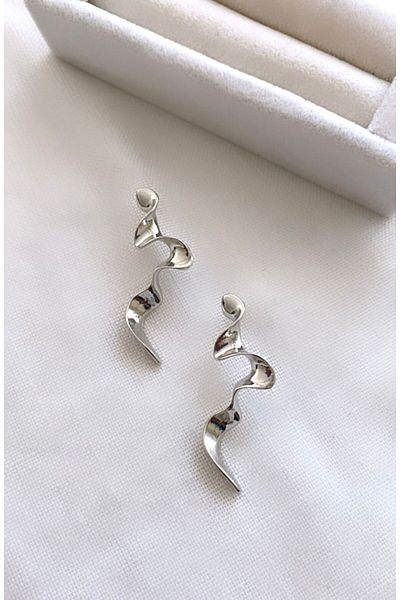 VNS Accessories أقراط نموذجية غير متماثلة (4.5 سم)